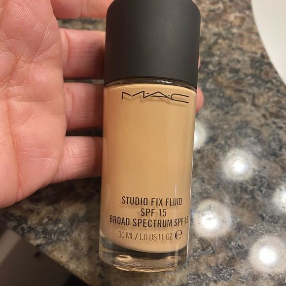 MAC STUDIO FIX FLUID COLOR IS NW18 - Picture 3 of 14